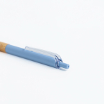 Bolígrafo con clip translúcido y agarre de bambú de tinta negra vista 1