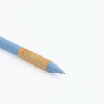 Bolígrafo con clip translúcido y agarre de bambú de tinta negra vista 2