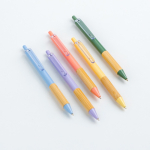 Bolígrafo con clip translúcido y agarre de bambú de tinta negra vista con varios colores