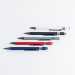 Bolígrafo aluminio reciclado con spinner y puntero táctil tinta azul vista de ambiente