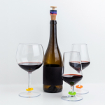 Tapón de corcho para botella con anillos de colores marcacopas vista de ambiente