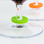 Tapón de corcho para botella con anillos de colores marcacopas vista 1