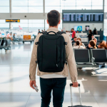 Mochila extensible tipo under the seat con bolsillo antirrobo 15,6” vista de ambiente