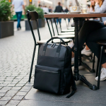 Mochila extensible under the seat de piel sintética para PC 14'' vista de ambiente