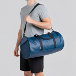 Bolsa deporte o fin semana resistente y revestida en cuero sintético vista de ambiente