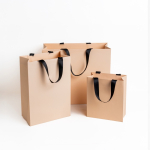 Bolsa de papel premium en acabado mate con asas de tela resistente 4kg vista 1