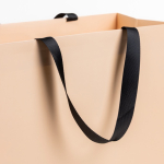 Bolsa de papel premium en acabado mate con asas de tela resistente 4kg vista 1