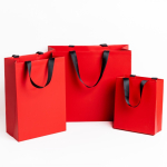 Bolsa de papel premium en acabado mate con asas de tela resistente 7kg vista de ambiente