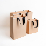 Bolsa de papel premium en acabado mate con asas de tela resistente 7kg vista 1