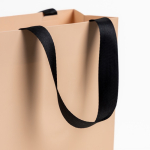 Bolsa de papel premium en acabado mate con asas de tela resistente 7kg