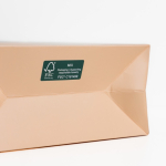 Bolsa de papel premium en acabado mate con asas de tela resistente 7kg vista 1