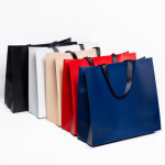 Bolsa de papel premium mate con fuelle y asas de tela resistente 9kg vista con varios colores