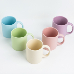 Taza de cerámica mate para sublimación con interior brillante 325ml vista de ambiente