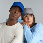 Gorra de béisbol estructurada con 5 paneles con cierre de velcro vista de ambiente