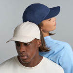 Gorra tipo dad hat ecológica de 5 paneles con visera ReTraze® vista de ambiente