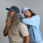 Gorra béisbol 5 paneles con cordón contraste y cierre snapback vista de ambiente