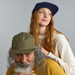 Gorra 5 paneles no estructurada con visera plana reciclada ReTraze® vista de ambiente