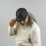 Gorra trucker ecológica de 6 paneles con protección solar UPF50 vista de ambiente