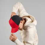 Gorra trucker ecológica de 5 paneles con protección solar UPF50 vista 4