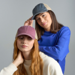 Gorra trucker de 6 paneles con malla transpirable y cierre de velcro vista de ambiente