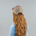 Gorra trucker de 6 paneles con malla transpirable y cierre de velcro vista 1