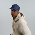 Gorra de béisbol denim ecológica de 5 paneles con cierre hebilla vista de ambiente