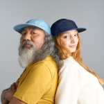 Gorra estilo camper de 5 paneles no estructurada con visera plana vista de ambiente