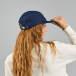 Gorra estilo camper de 5 paneles no estructurada con visera plana vista 1