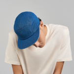 Gorra estilo camper de 5 paneles no estructurada con visera plana vista 3