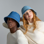 Sombrero tipo panamá en denim de algodón reciclado teñido con DyStar® vista de ambiente