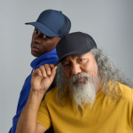 Gorra trucker de poliéster reciclado con 5 paneles y malla trasera vista de ambiente