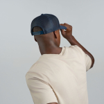Gorra trucker de poliéster reciclado con 5 paneles y malla trasera vista 1