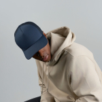 Gorra trucker de poliéster reciclado con 5 paneles y malla trasera vista 2