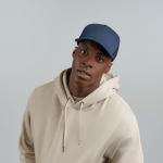 Gorra trucker de poliéster reciclado con 5 paneles y malla trasera vista 3