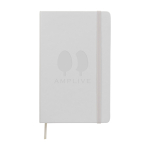 Libreta de formato grande con cierre elástico Moleskine hojas a rayas color blanco vista detalle con logo