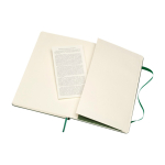 Libreta de formato grande con cierre elástico Moleskine hojas a rayas color verde tercera vista