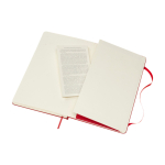 Libreta de formato grande con cierre elástico Moleskine hojas a rayas color rojo oscuro cuarta vista