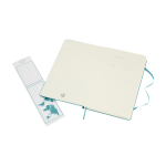 Libreta de formato grande con cierre elástico Moleskine hojas a rayas color azul pastel segunda vista