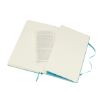 Libreta de formato grande con cierre elástico Moleskine hojas a rayas color azul pastel tercera vista