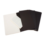 Cuaderno tapa cartón y bolsillo interno Moleskine Cahier hojas a rayas color negro tercera vista