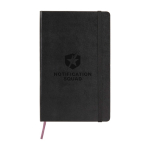 Libreta grande de papel cuero Moleskine Classic hojas a cuadros color negro vista detalle con logo