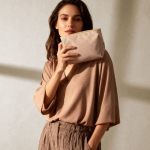 Neceser de nailon y poliéster resistente de un solo compartimento color beige tercera vista