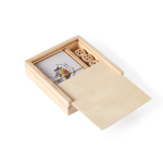 Set de barajas y dados en caja deslizante de madera personalizable color madera clara tercera vista