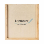 Set de barajas y dados en caja deslizante de madera personalizable color madera clara vista detalle