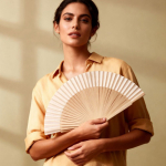 Abanico de madera y poliéster para eventos al aire libre color madera clara quinta vista