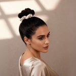 Set de dos coleteros con bolsa de presentación de poliéster brillante color natural tercera vista