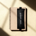 Estuche de algodón reciclado con banda elástica para libreta color negro tercera vista