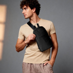 Bolsa bandolera de poliéster de un compartimento y bolsillo frontal color negro tercera vista