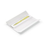 Bolígrafo de aluminio reciclado giratorio con escritura negra color amarillo vista en caja