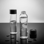 Botella de vidrio fabricada en Europa con tapa antifugas 800ml color transparente vista de ambiente